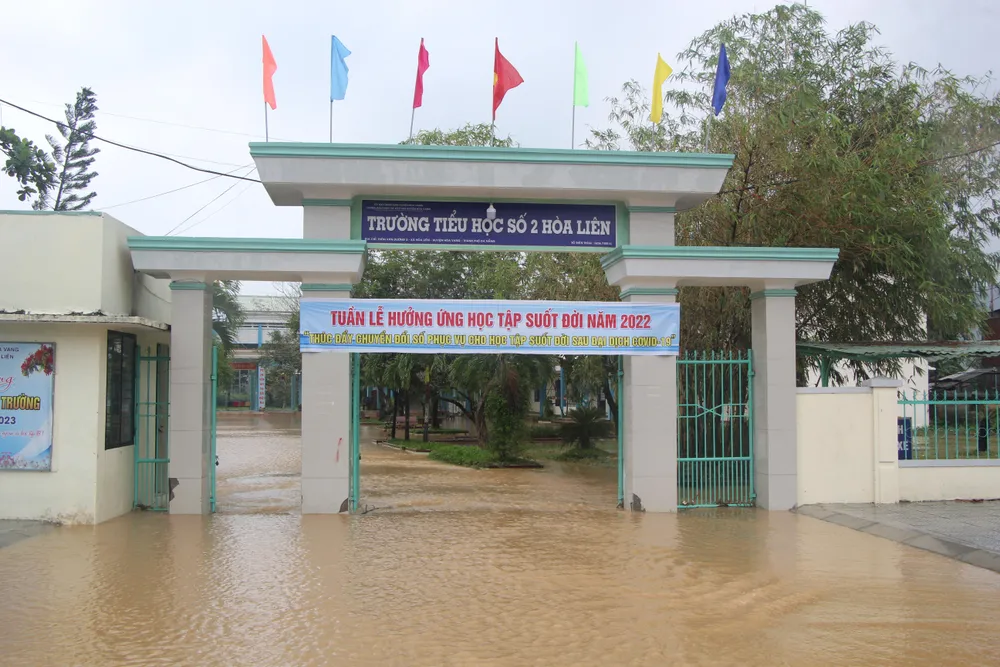 Nước liên tục đổ xuống trường tiểu học số 2 Hòa Liên. Ảnh: NGÔ QUANG