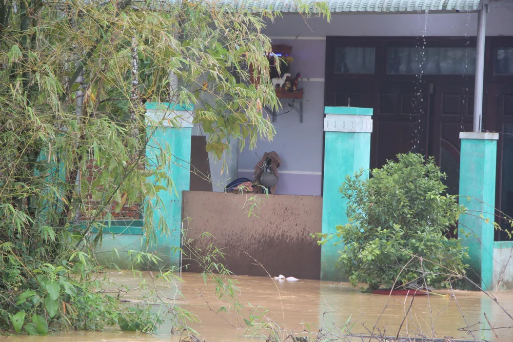 Nhiều nhà dân bên cạnh đường ĐT601 phải dùng miếng chắn bự để ngăn nước vào nhà. Ảnh: NGÔ QUANG