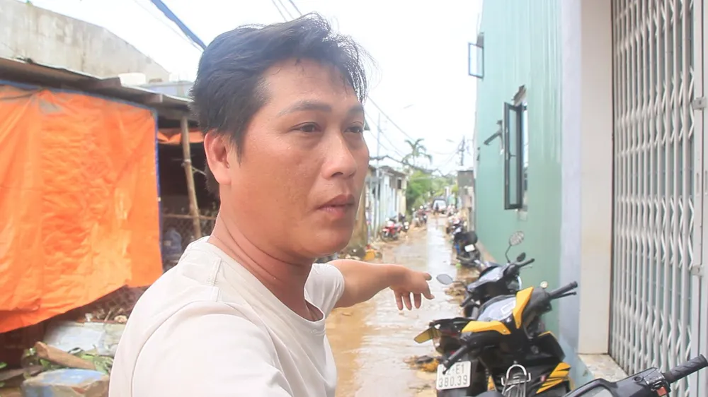 Anh Ngọc Anh vẫn chưa hết bàng hoàng khi trôi theo nước. Ảnh: NGÔ QUANG Anh Ngọc Anh vẫn chưa hết bàng hoàng khi trôi theo nước. Ảnh: NGÔ QUANG