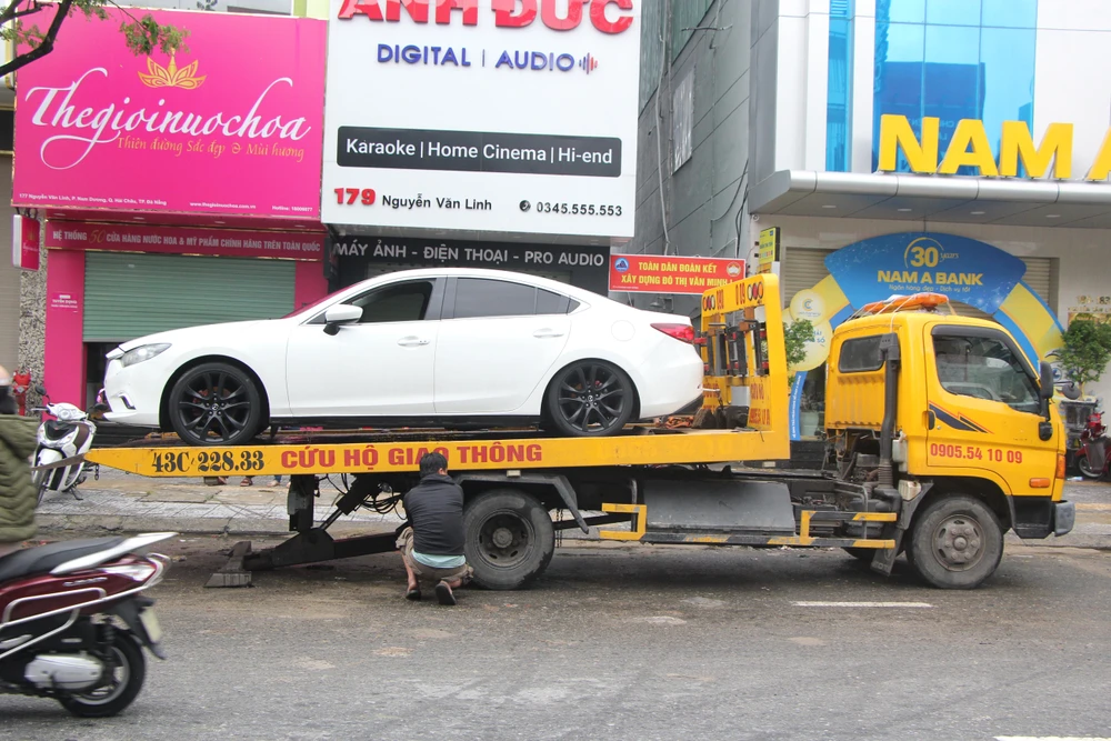 Các xe cứu hộ giao thông chạy hết công suất dịp này-Ảnh: NGÔ QUANG