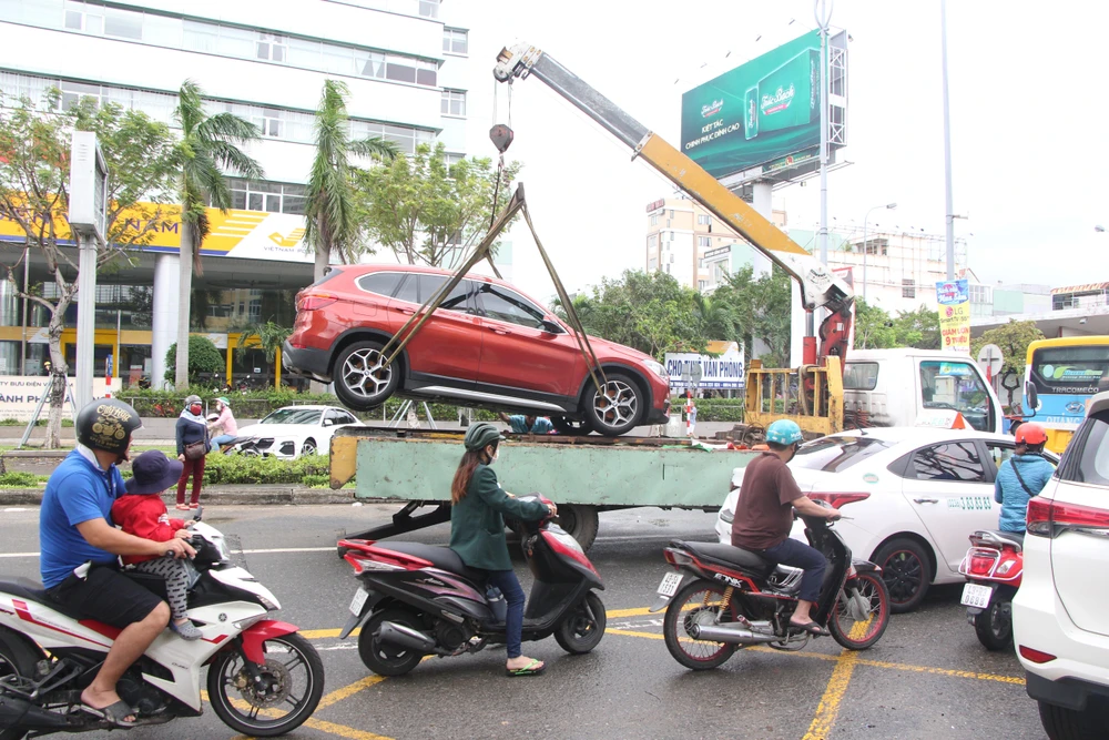 Chủ xe phải thuê xe cẩu, cẩu đi vì không kêu không được xe cứu hộ-Ảnh: NGÔ QUANG
