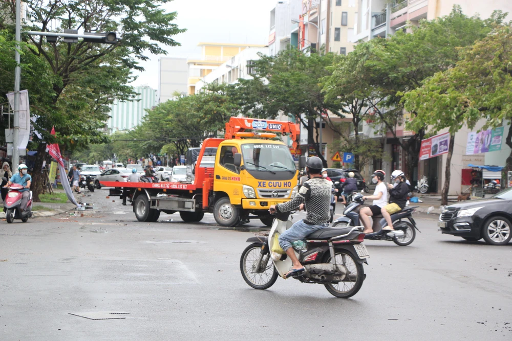 Xe cứu hộ cũng chết máy nằm giữa đường-Ảnh: NGÔ QUANG