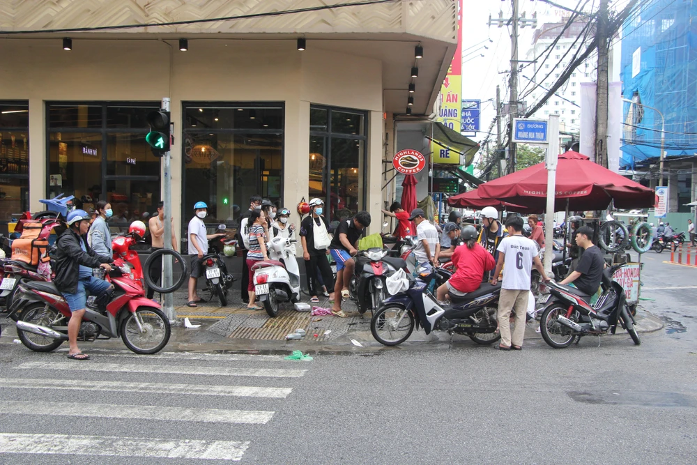 Các tiệm sửa xe máy cũng rất đông người sửa-Ảnh: NGÔ QUANG