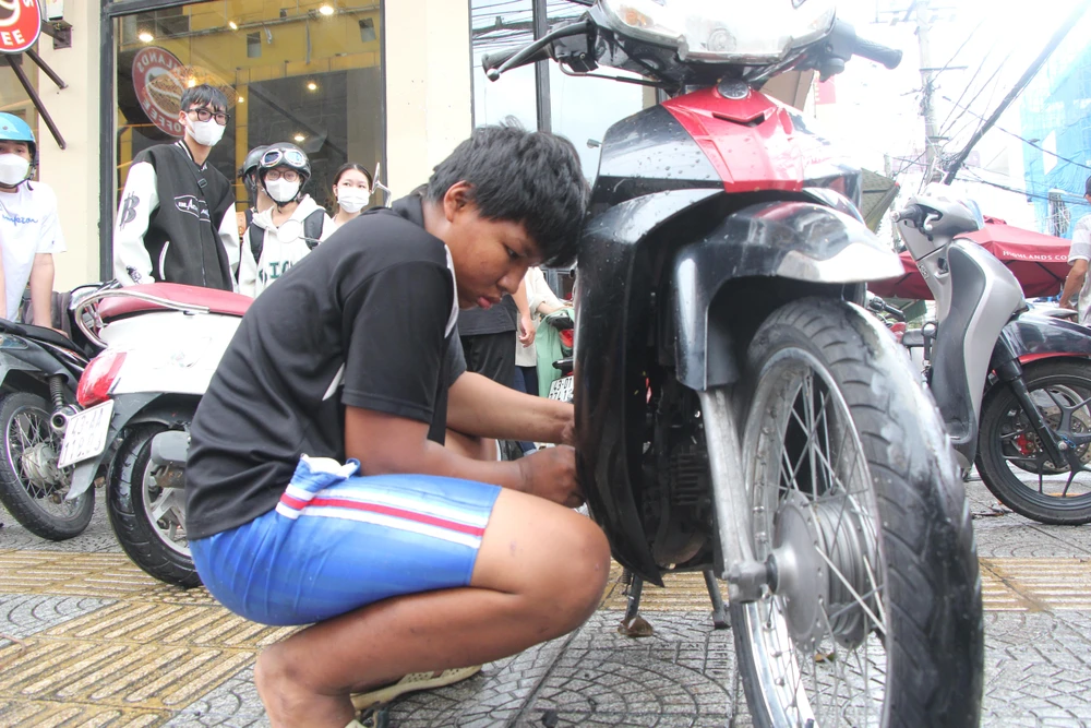 Chủ tiệm sửa xe cho biết sáng giờ sửa cũng được hơn chục xe-Ảnh: NGÔ QUANG