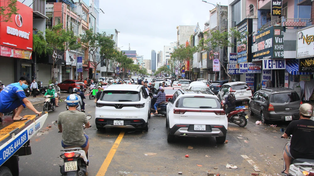 Tại đường Lê Duẩn xe ô tô chết máy nằm la liệt một đoạn dài khiến giao thông cũng bị ách tắc-Ảnh: NGÔ QUANG