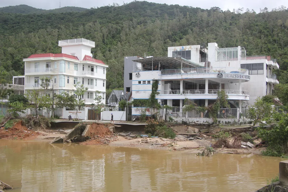 Một phần đường bên cạnh đường Hoàng Sa cũng bị sạt nghiêm trọng-Ảnh: NGÔ QUANG