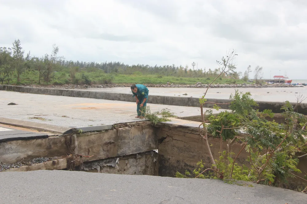 Lực lượng chức năng kiểm tra điểm sụt lún-Ảnh: NGÔ QUANG