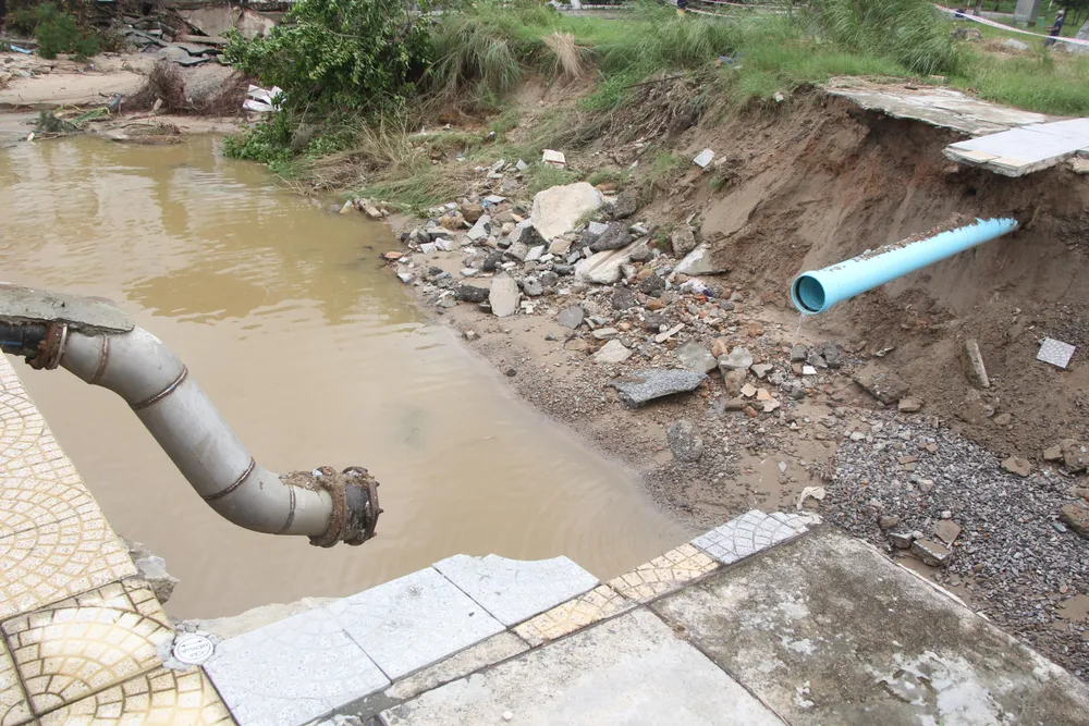 Các đường ống thoát nước cũng bị thổi bay ngay điểm sạt-Ảnh: NGÔ QUANG