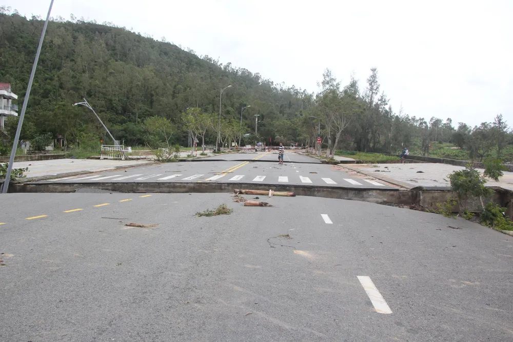 Hai vị trí sụt lún chia cắt hoàn toàn đường Hoàng Sa-Ảnh: NGÔ QUANG