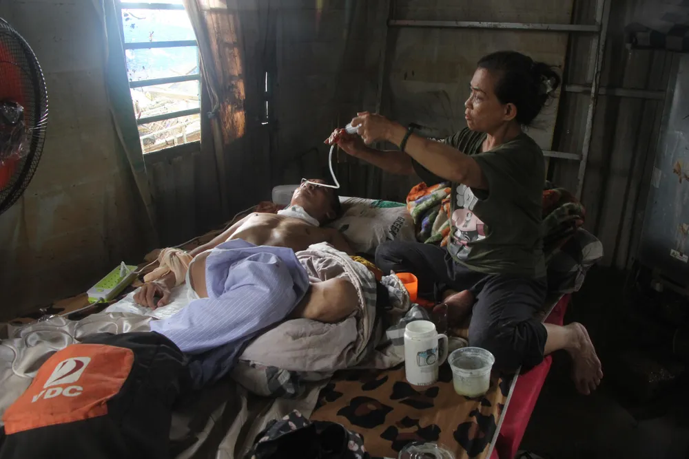 Cô Tuyết đang cho con trai ăn sau một đêm kinh hoàng. Ảnh: NGÔ QUANG Cô Tuyết đang cho con trai ăn sau một đêm kinh hoàng. Ảnh: NGÔ QUANG