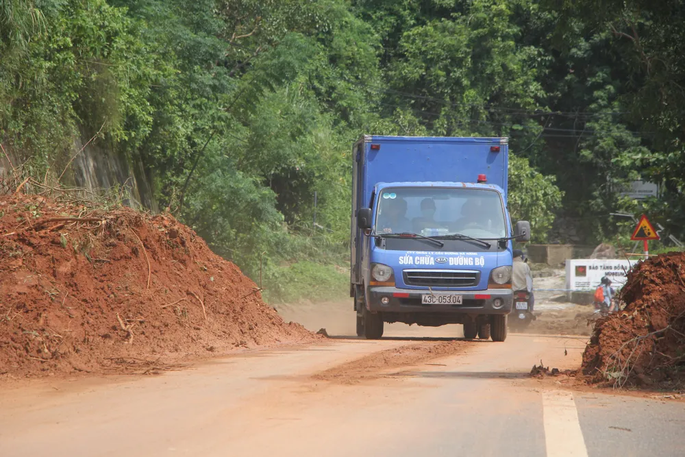 Tuyến đường cơ bản đã phục hồi lưu thông tạm thời. Ảnh: NGÔ QUANG