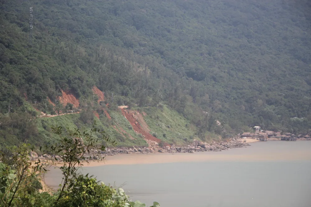 Các điểm sạt lở nhìn từ xa. Ảnh: NGÔ QUANG