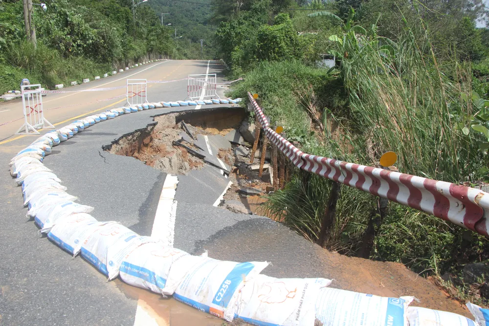 Nhiều khu vực đường nhựa bị nứt toác gây sạt nghiêm trọng. Ảnh: NGÔ QUANG