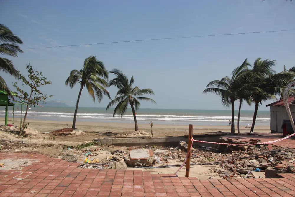 Các điểm sâu trong bờ cũng sạt lở. Ảnh: NGÔ QUANG