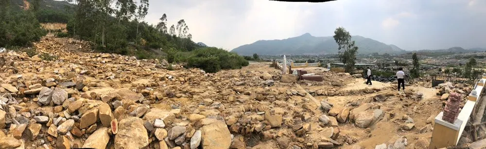 Toàn cảnh khu vực bị sạt lở nặng nhất tại Nghĩa trang Hoà Sơn. Ảnh: NGÔ QUANG Toàn cảnh khu vực bị sạt lở nặng nhất tại Nghĩa trang Hoà Sơn. Ảnh: NGÔ QUANG