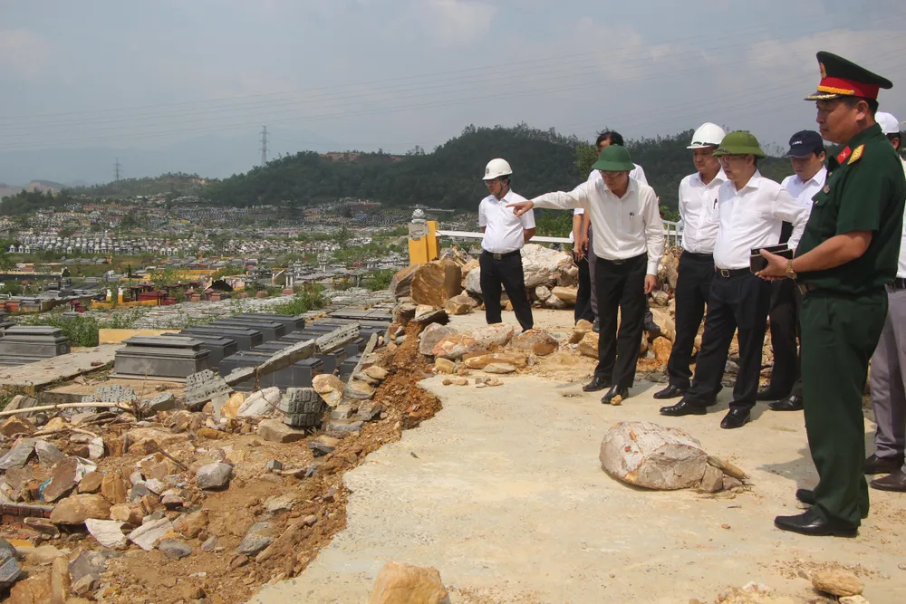 Bí thư thành uỷ Nguyễn Văn Quảng kiểm tra điểm sạt lở. Ảnh: NGÔ QUANG Bí thư thành uỷ Nguyễn Văn Quảng kiểm tra điểm sạt lở. Ảnh: NGÔ QUANG