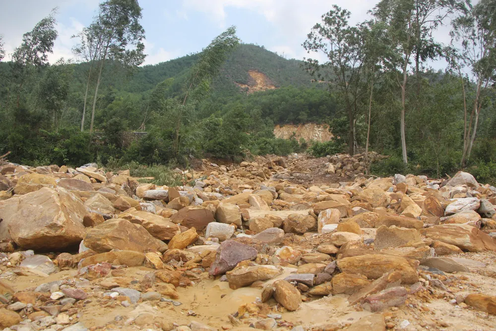 Khoảng 16 nghìn m3 đất đá sạt lở đổ xuống các Nghĩa trang Hoà Sơn. Ảnh: NGÔ QUANG Khoảng 16 nghìn m3 đất đá sạt lở đổ xuống các Nghĩa trang Hoà Sơn. Ảnh: NGÔ QUANG