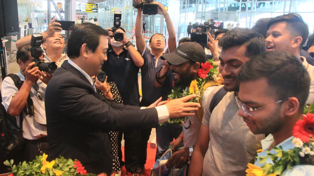 Những du khách Ấn Độ đầu tiên được tặng hoa-Ảnh: NGÔ QUANG