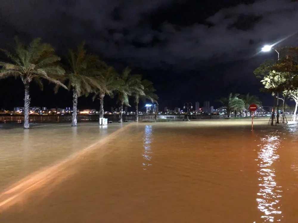 Đoạn đường Như Nguyệt giáp với cầu Thuận Phước chìm trong nước-Ảnh: NGÔ QUANG