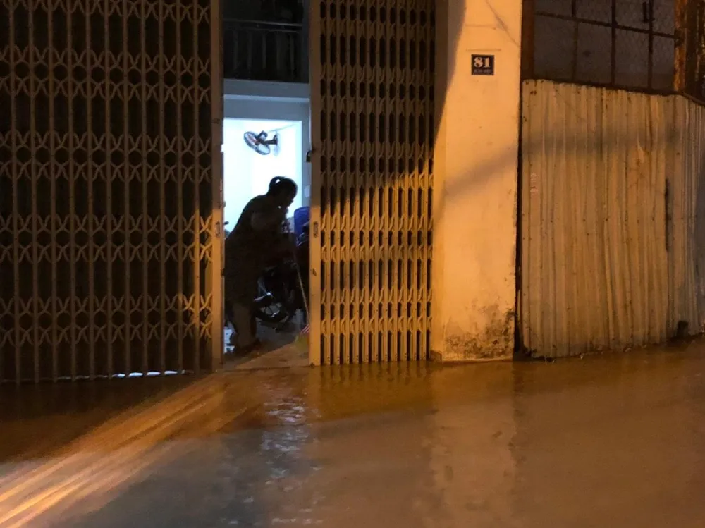 Một số nhà dân có nền thấp đã bị nước vô nhà-Ảnh: NGÔ QUANG