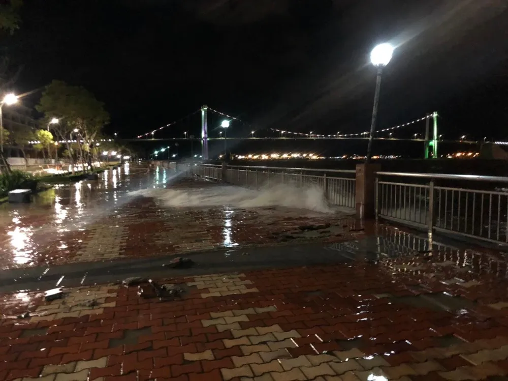 Sóng đánh liên hồi vào khu vực bờ kè vỉa hè đường Như Nguyệt-Ảnh: NGÔ QUANG