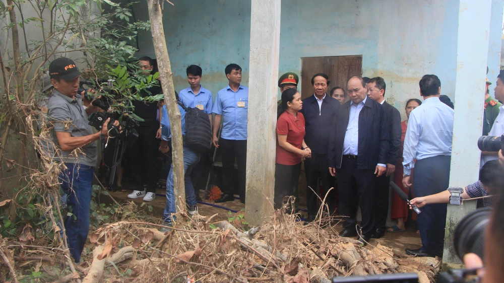 Chủ tịch nước nhắc nhở các ngành cần chú ý đến vấn đề môi trường sau mưa lũ để đảm bảo sức khoẻ cho người dân. Ảnh: NGÔ QUANG
