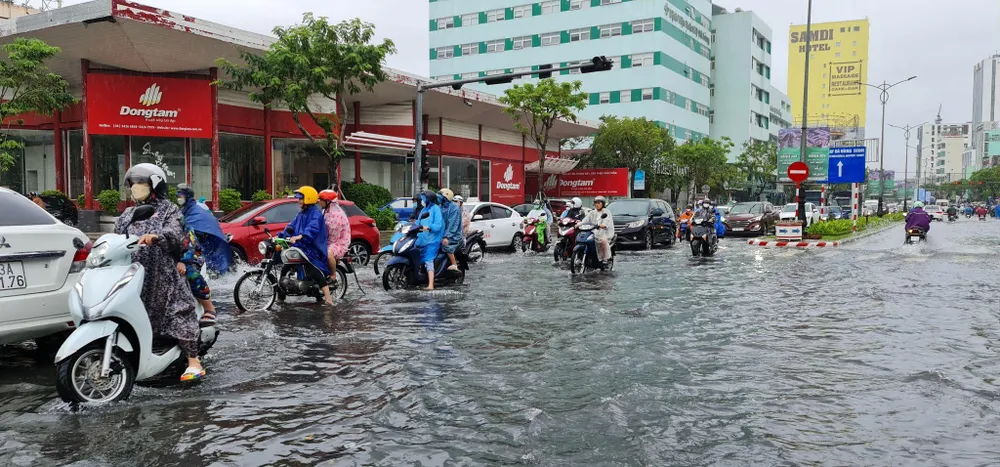 Nhiều tuyến đường trung tâm thành phố cũng bị ngập cục bộ. Ảnh: NGÔ QUANG