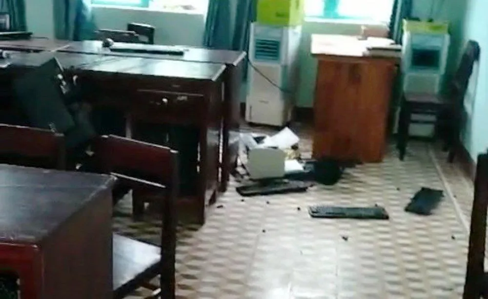 Máy móc tại trường bị đập phá. Ảnh: CA