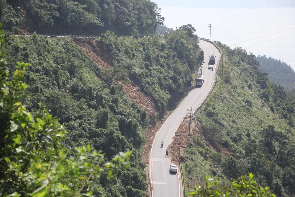 Nhiều đất đá đổ xuống đường đèo. Ảnh: NGÔ QUANG
