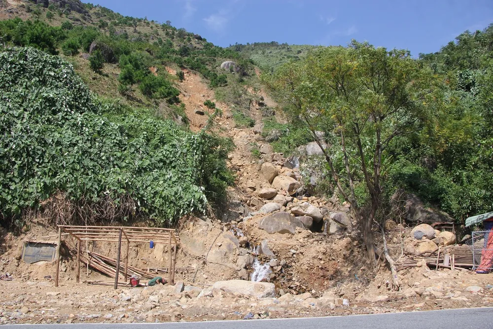 Lán trại bán nước và vá xe của ông Đặng Ý trên đèo đã bị đất đá vùi lấp trong đêm 14-10. Ảnh:NGÔ QUANG