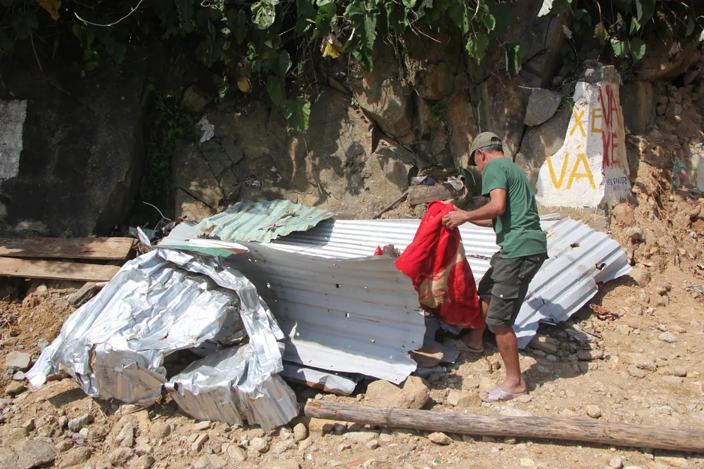 Những vật dụng còn lại của ông Ý sau trận sạt lở kinh hoàng. Ảnh: NGÔ QUANG