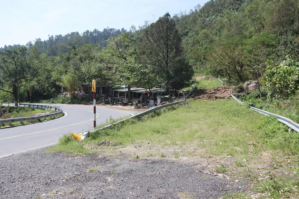 Tuyến đường cứu nạn cũng bị đất đá đổ từ trên núi xuống làm gãy cả lan can. Ảnh: NGÔ QUANG