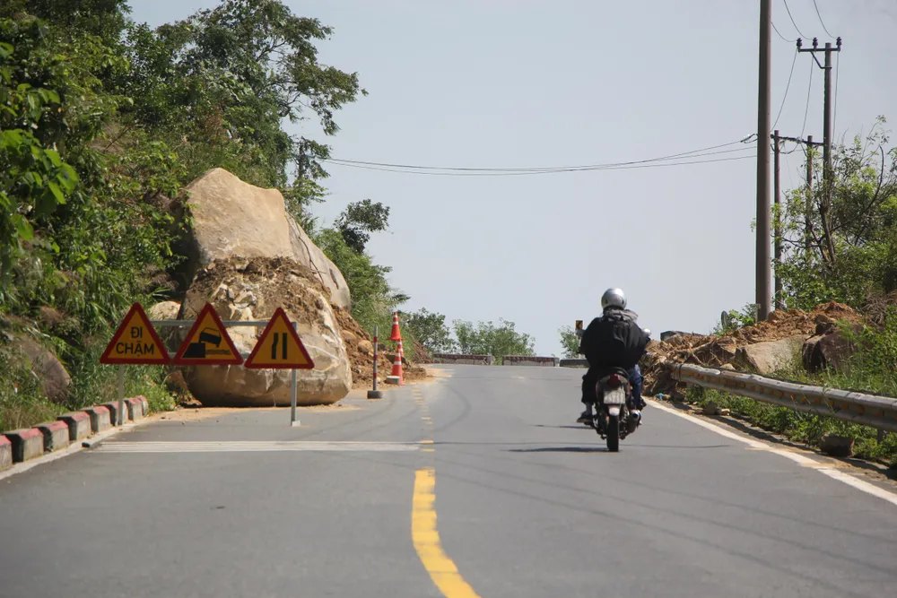 Đá tảng lăn xuống đường. Ảnh: NGÔ QUANG