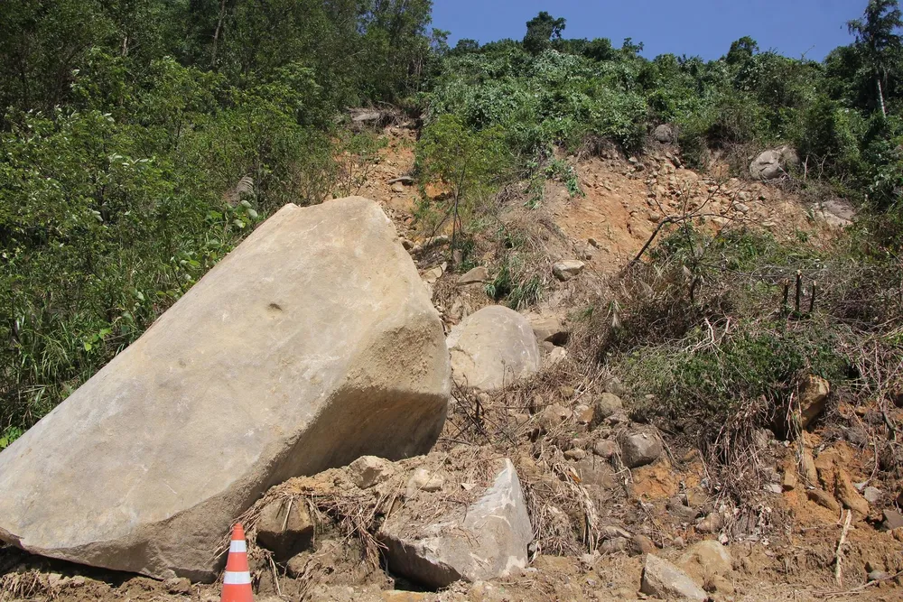 Nhiều tảng đá lớn sắp trôi xuống tuyến đường đèo Hải Vân. Ảnh: NGÔ QUANG