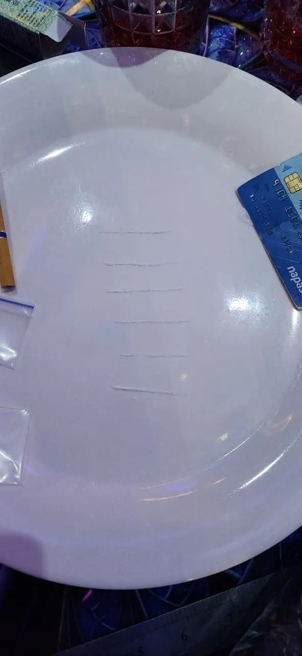 Chất bột màu trắng nghi là ma tuý. Ảnh: CA