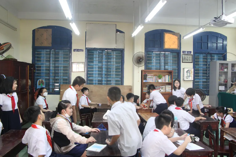 Các lớp học phải chấp vá tạm thời các cửa sổ bị mục nát. Các lớp học phải chấp vá tạm thời các cửa sổ bị mục nát.