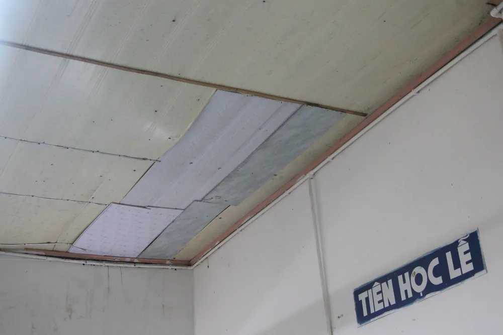 Giáo viên phải dùng thau, xô để hứng nước mưa các phòng thấm dột nặng, và di chuyển các em qua lớp học bộ môn để học tạm mỗi khi mưa lớn. Giáo viên phải dùng thau, xô để hứng nước mưa các phòng thấm dột nặng, và di chuyển các em qua lớp học bộ môn để học tạm mỗi khi mưa lớn.