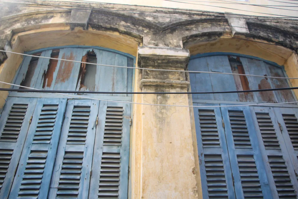 Các cửa sổ hơn 100 năm tuổi thọ đã mục nát. Các cửa sổ hơn 100 năm tuổi thọ đã mục nát.