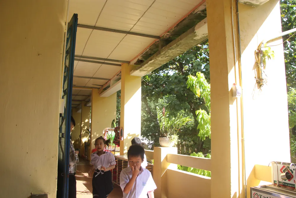 Hành lang, bê tông trần đã rơi rớt nhiều vị trí, để lộ ra khung thép hoen rỉ. Hành lang, bê tông trần đã rơi rớt nhiều vị trí, để lộ ra khung thép hoen rỉ.