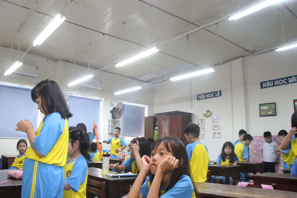 Sau mỗi mùa mưa, trường lại chi kinh phí quét sơn các mảng tường bị ẩm thấp, nhưng được một thời gian tình trạng lại như cũ. Sau mỗi mùa mưa, trường lại chi kinh phí quét sơn các mảng tường bị ẩm thấp, nhưng được một thời gian tình trạng lại như cũ.