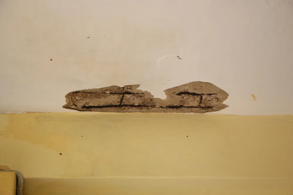 Trần bê tông cũng bị bong lộ cả thép. Trần bê tông cũng bị bong lộ cả thép.