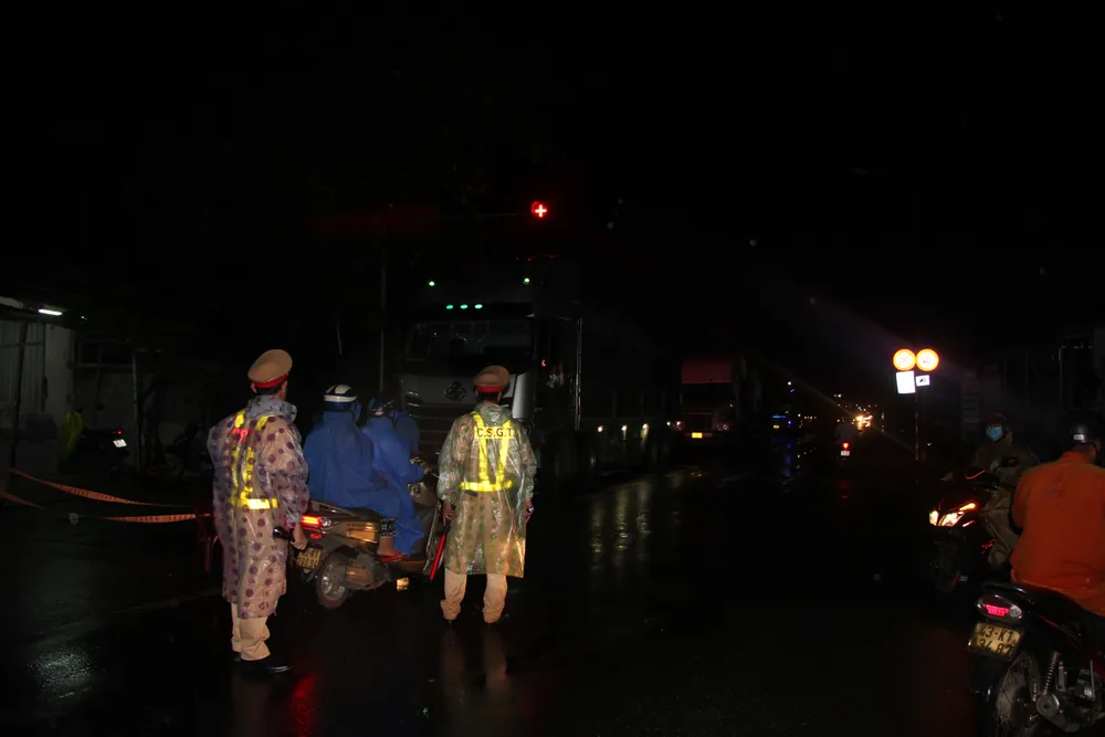 Lực lượng CSGT điều tiết giao thông.Ảnh: NGÔ QUANG