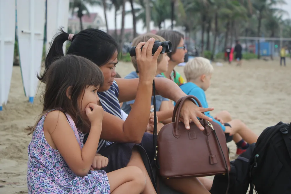 Rất đông du khách tập trung xem giải lướt sóng.Ảnh: NGÔ QUANG Rất đông du khách tập trung xem giải lướt sóng.Ảnh: NGÔ QUANG