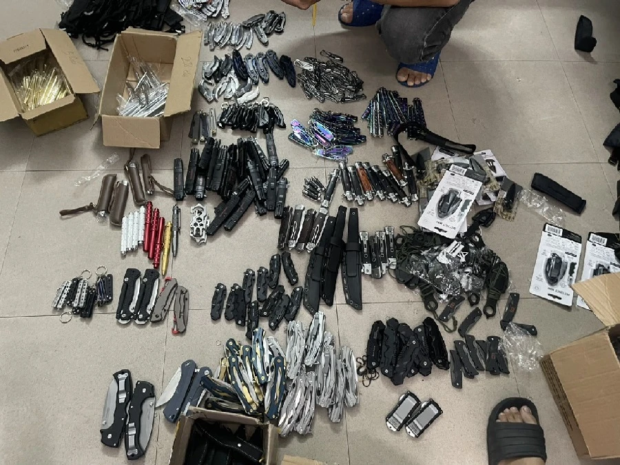 Hàng trăm loại vũ khí bị phát hiện.Ảnh: CA