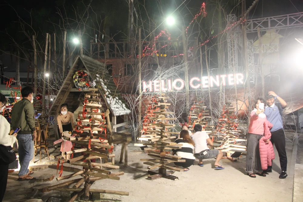 Ngoài các nhà thờ, khu trung tâm thương mại thì các khu trung tâm vui chơi cũng thu hút rất nhiều người dân tham quan, chụp ảnh.