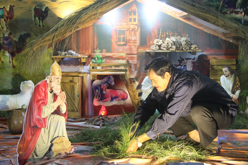 Các công đoạn trang trí nhà thờ vẫn đang được người dân tất bật chuẩn bị cho kịp dịp lễ Giáng sinh.