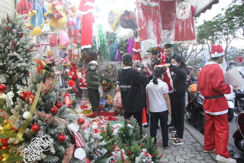 Tại tuyến đường Hùng Vương nơi bán hàng trang trí Noel, theo ghi nhận sức mua hàng trang trí dịp Noel và Tết Dương lịch thấp hơn những năm trước.