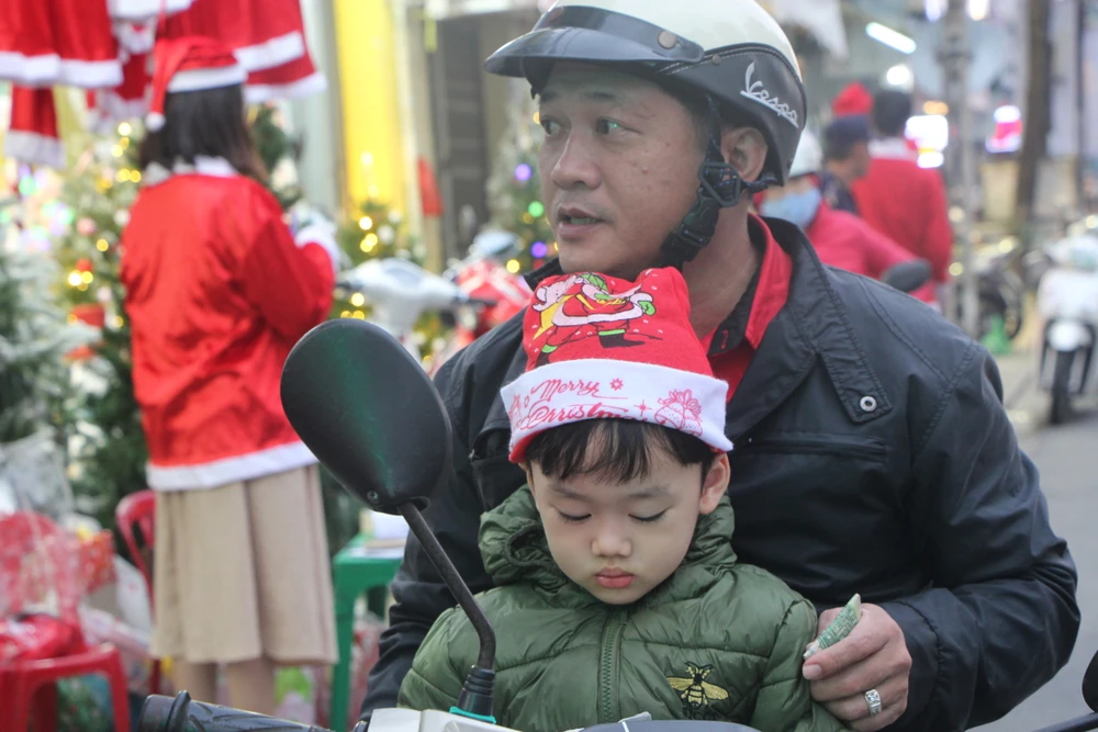 Nguyên nhân là do giá cước vận chuyển tăng cao và tình hình kinh tế khó khăn nên nhiều người cắt giảm việc mua sắm trang trí cho dịp lễ Giáng sinh.