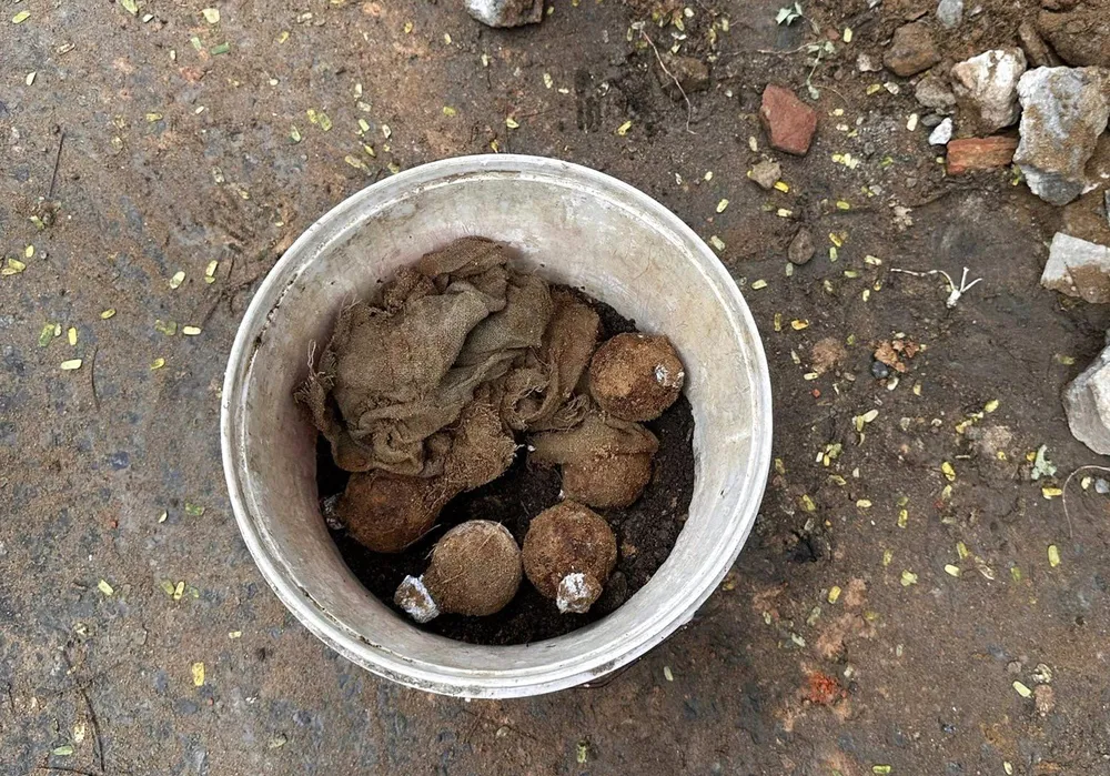 Lựu đạn nghi sót lại từ thời chiến tranh được phát hiện.Ảnh: HN