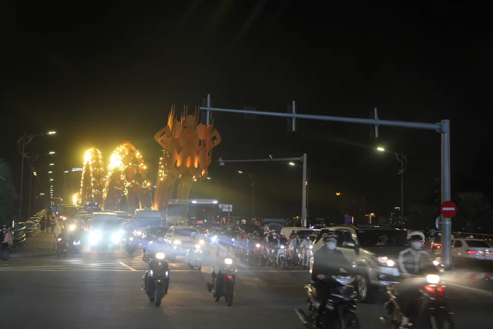 Người dân đổ xô ra đường đi chơi Noel.Ảnh: NGÔ QUANG